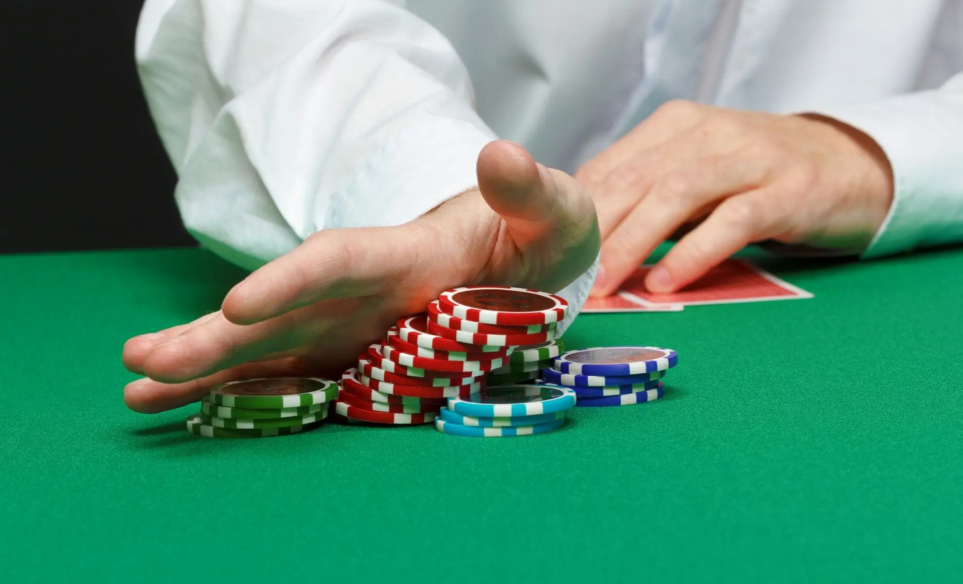 gambler che gioca a poker