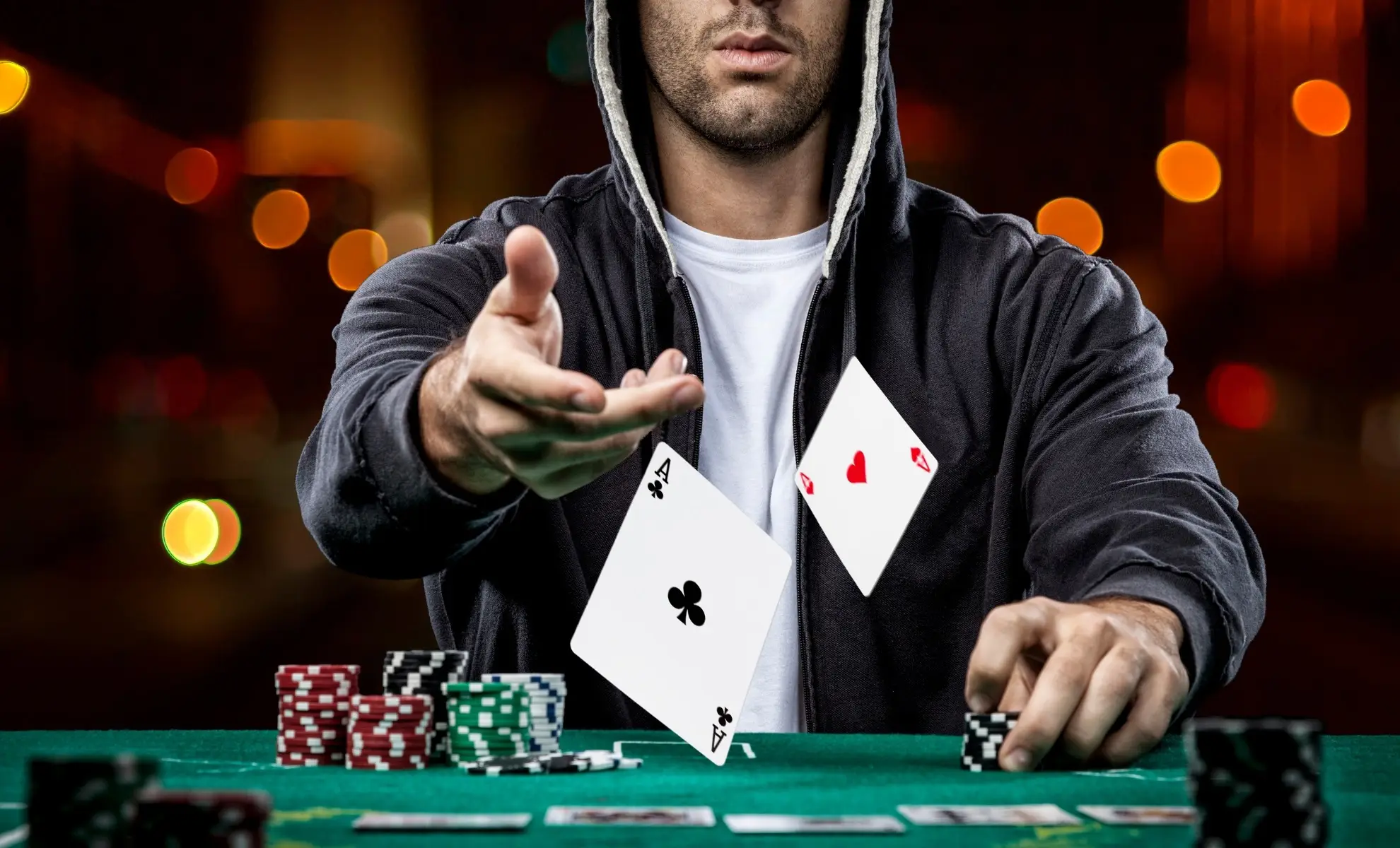 uomo che gioca a poker con strategia