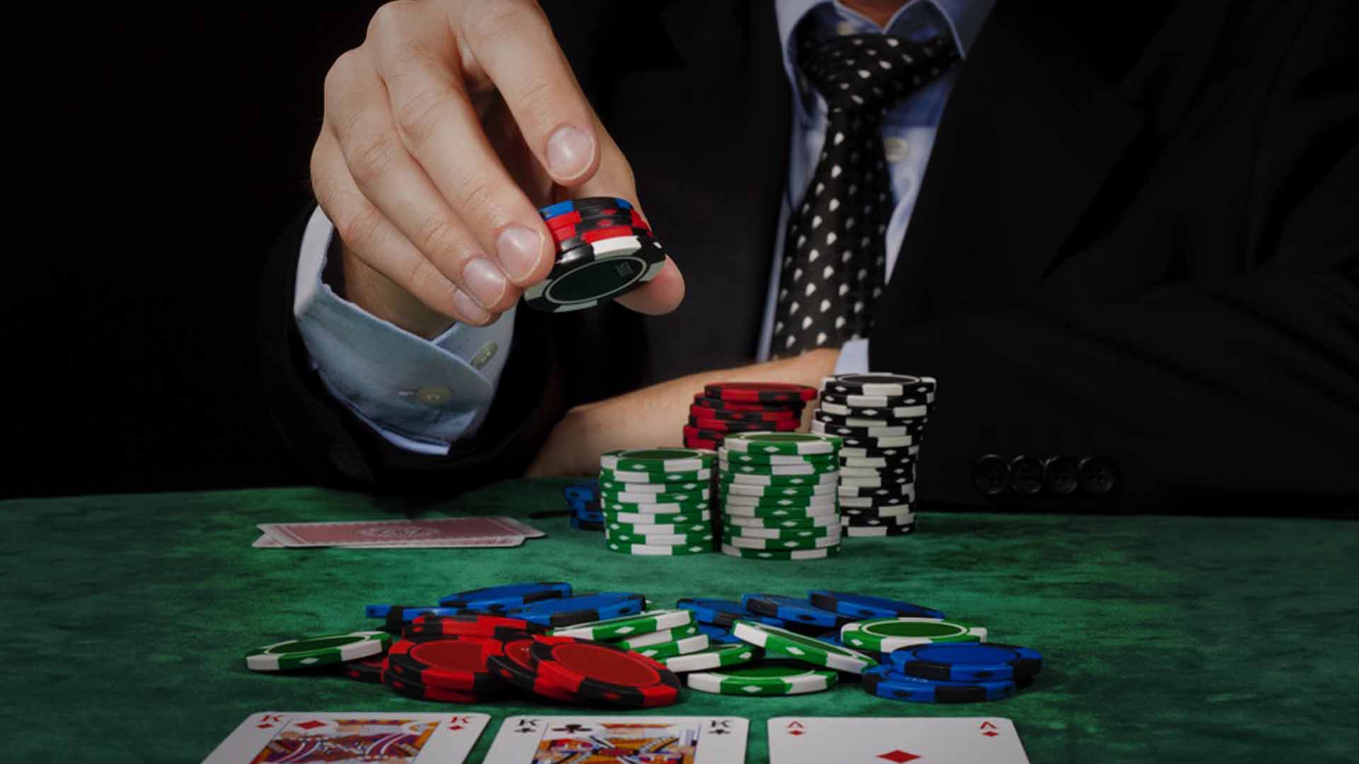Giocatore punta a poker